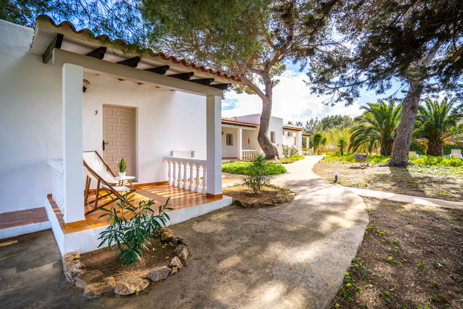 Accommodations surrounded by vegetation and sandy paths in Formentera Break, integrated in the Mediterranean nature.