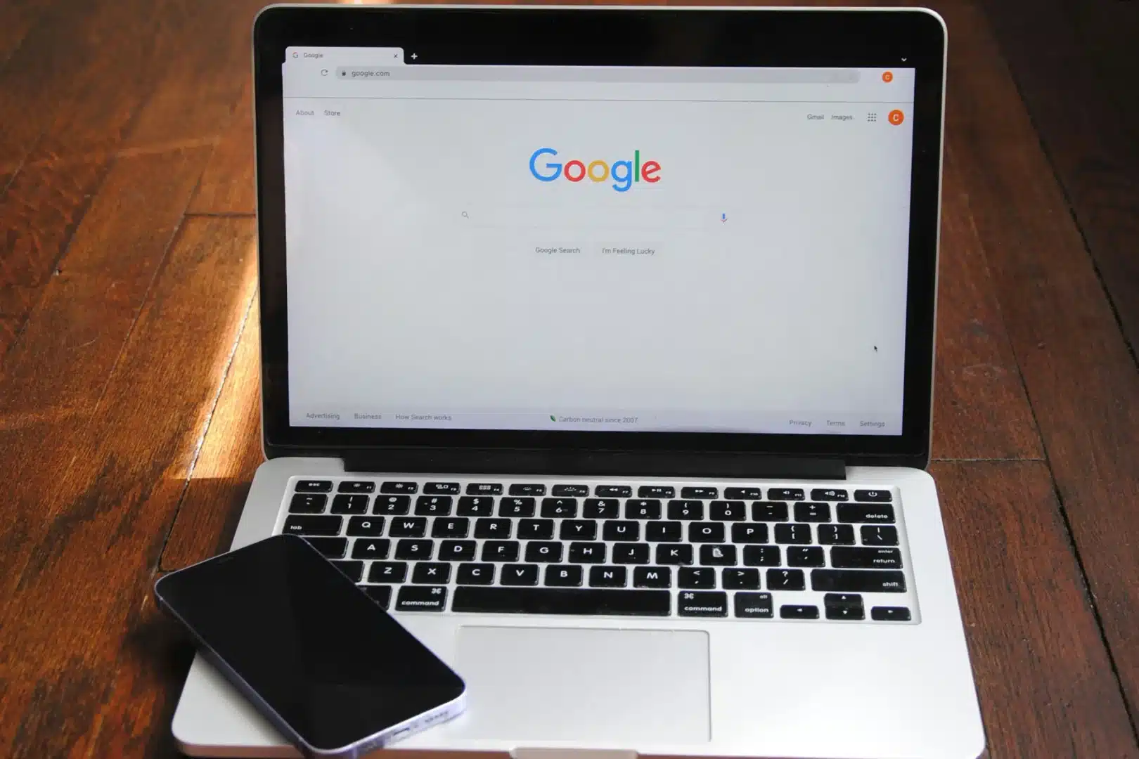 Búsqueda de hoteles en Google desde ordenador y móvil, punto de partida del proceso de decisión