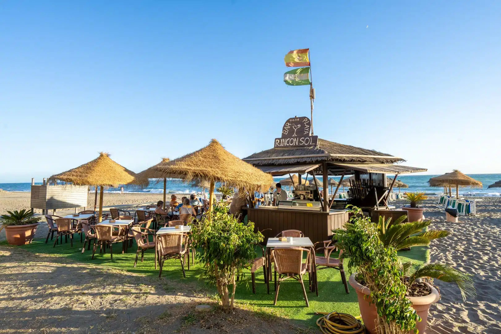 Chiringuito del Hotel Rincón Sol, protagonista del caso de éxito en marketing turístico de weglobeyou, en primera línea de playa en Rincón de la Victoria, Málaga.
