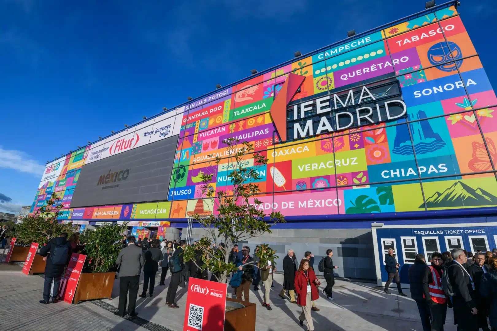 Fachada de IFEMA Madrid durante FITUR 2026 con la imagen de México como país socio