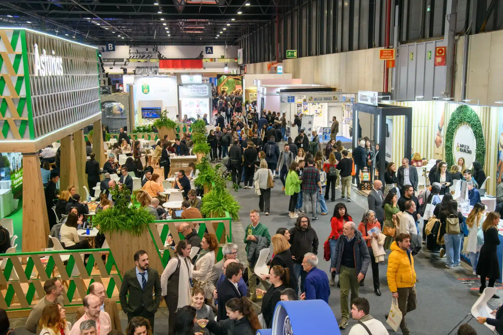 Ambiente profesional en los pabellones con reuniones y networking entre empresas turísticas