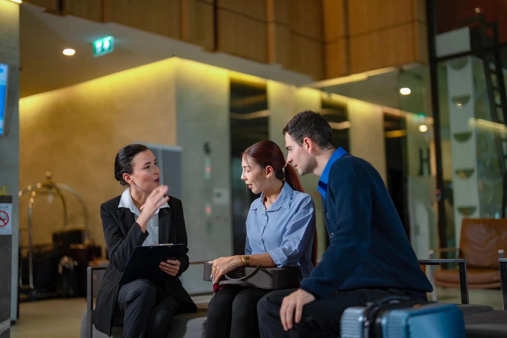 Tourism sector professionals collaborating at the front desk of a hotel, reflecting the shared governance and cooperation promoted by the strategy.