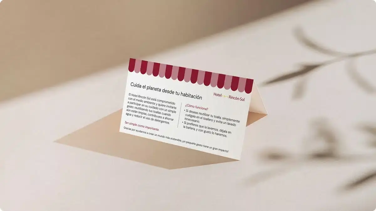 Iniciativa sostenible del Hotel Rincón Sol, parte del caso de éxito en marketing turístico de weglobeyou, que promueve el cuidado del medioambiente desde las habitaciones.