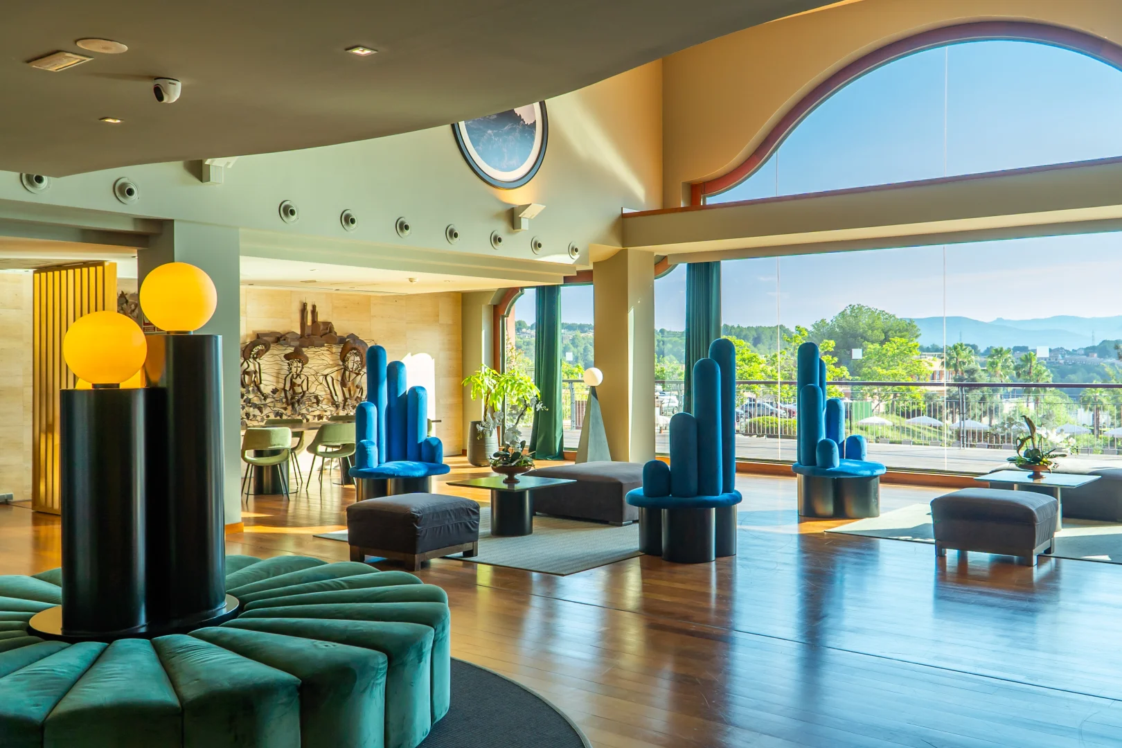 lobby hotel moderno diseno elegante vistas panoramicas