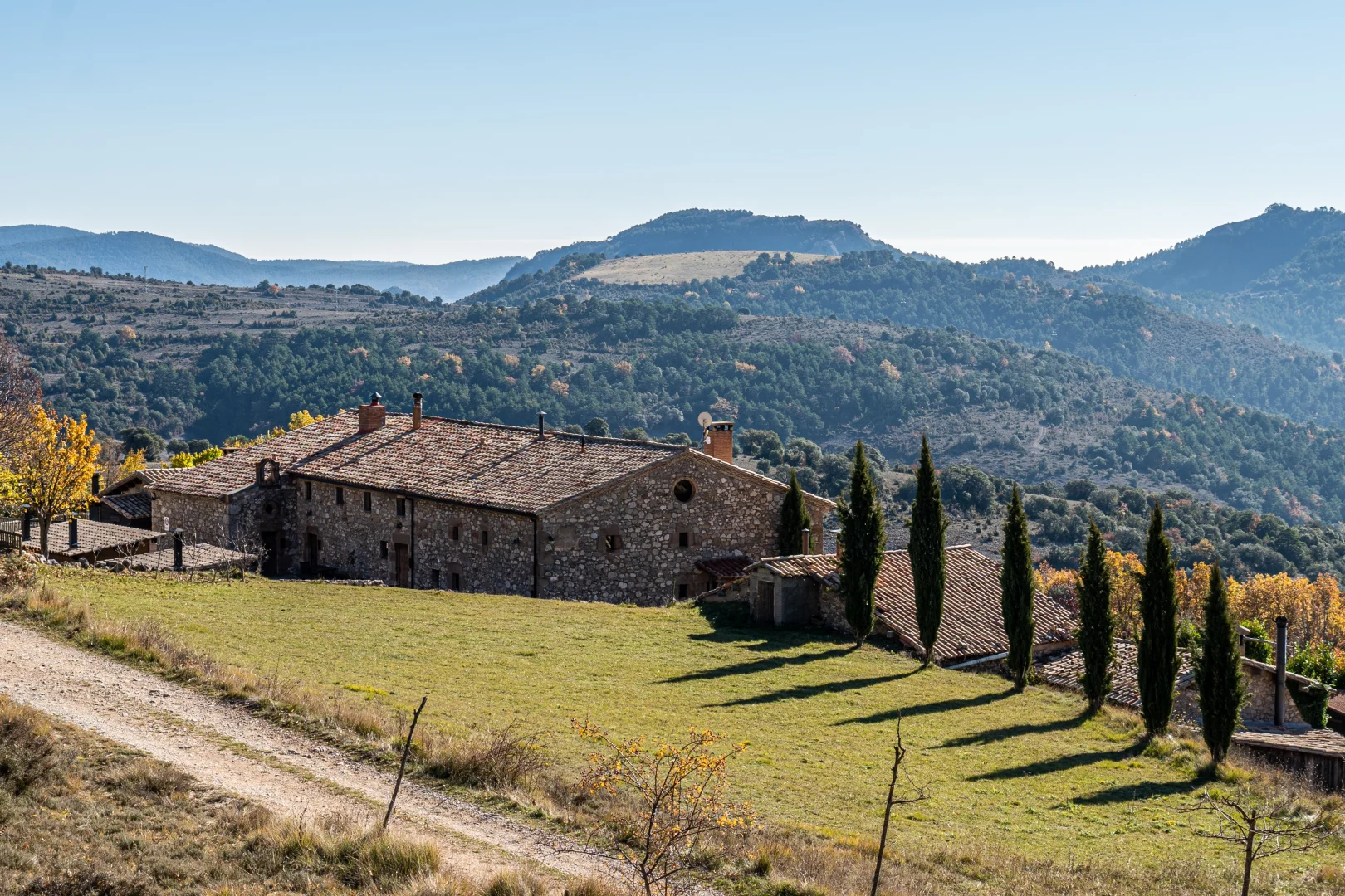 Stone cottage in a mountain environment, ideal for nature and slow tourism getaways.