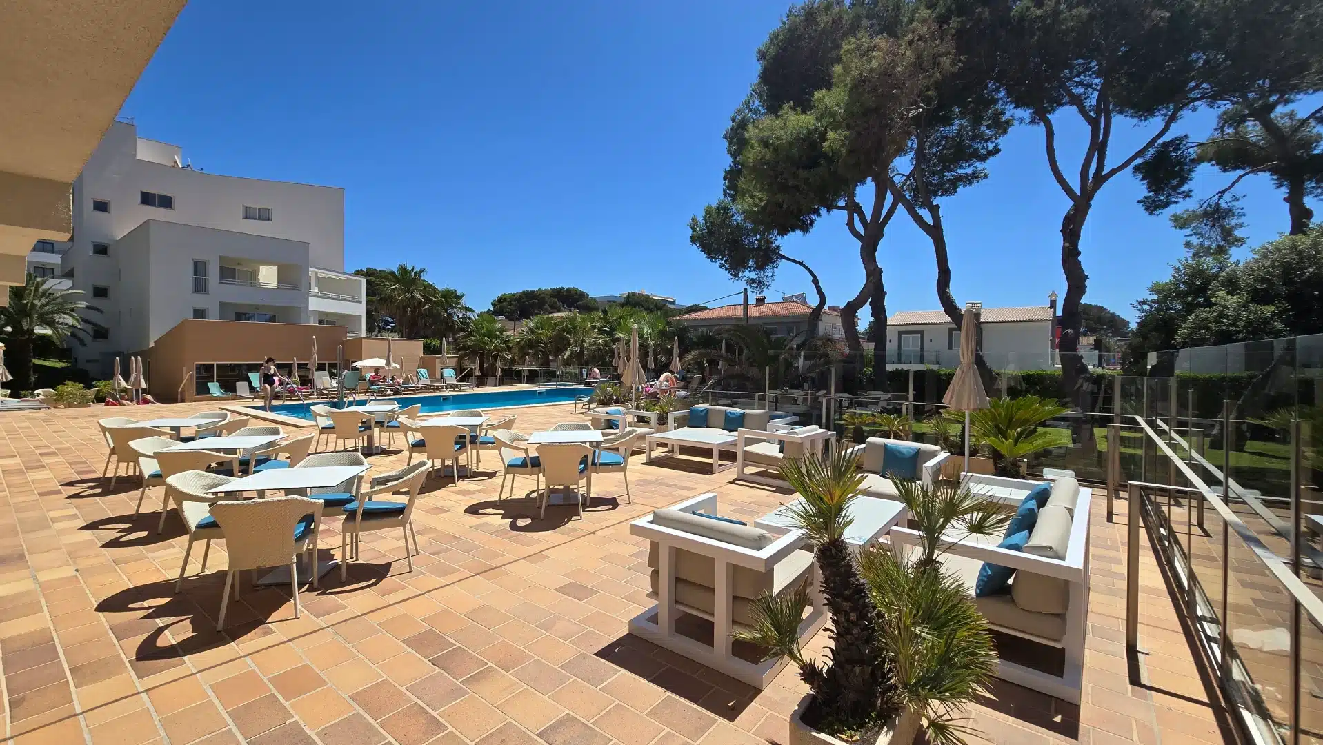 terraza y piscina hotel leman