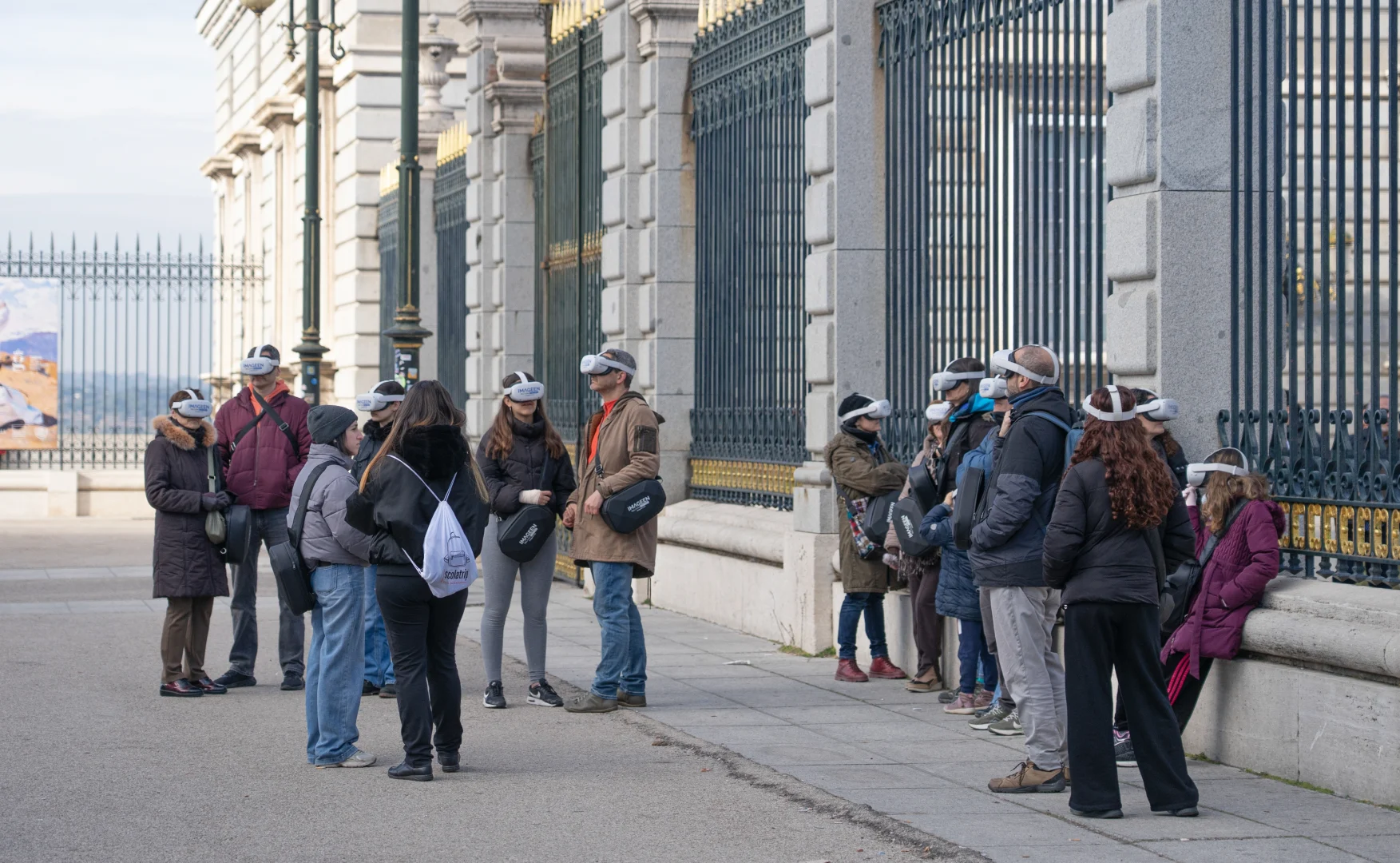 Grupo de turistas participando en una visita con gafas de realidad virtual en Madrid, ejemplo de marketing experiencial aplicado al turismo.