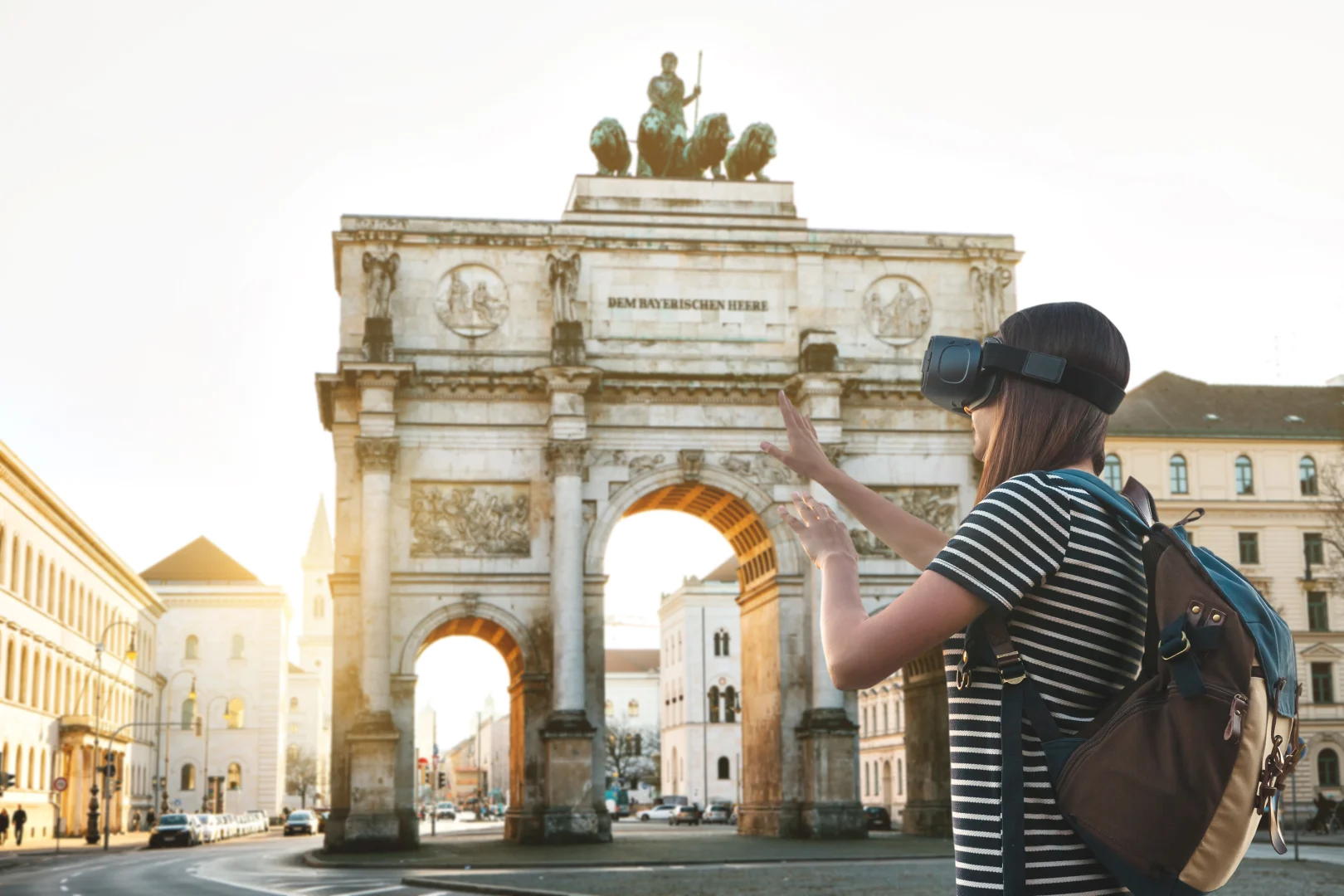Turista utilizando gafas de realidad virtual frente a un monumento histórico, representando la aplicación del marketing experiencial en turismo.