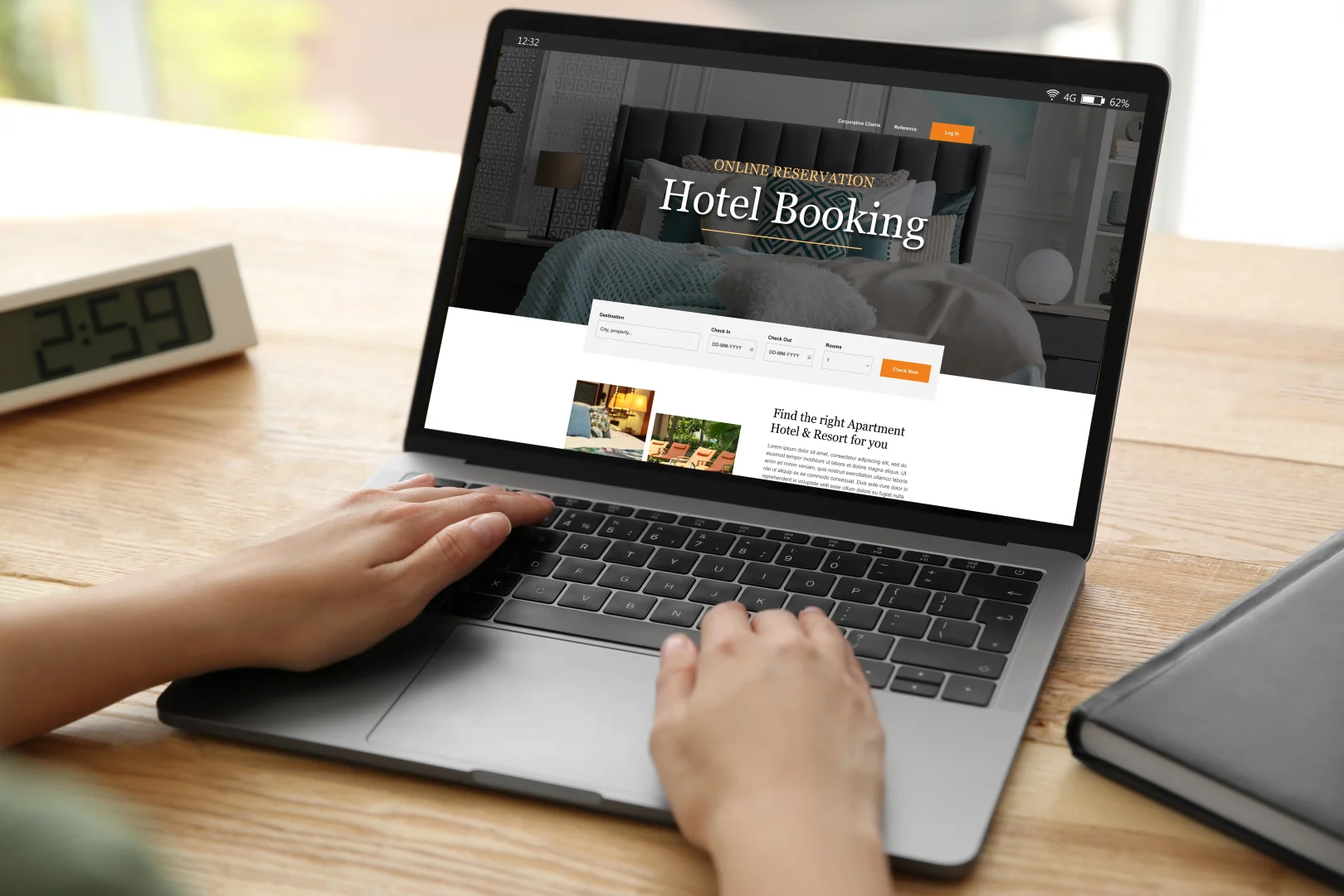 Usuario reservando habitación en la web oficial de un hotel: aumentar reservas directas hotel con un motor de reservas online optimizado.