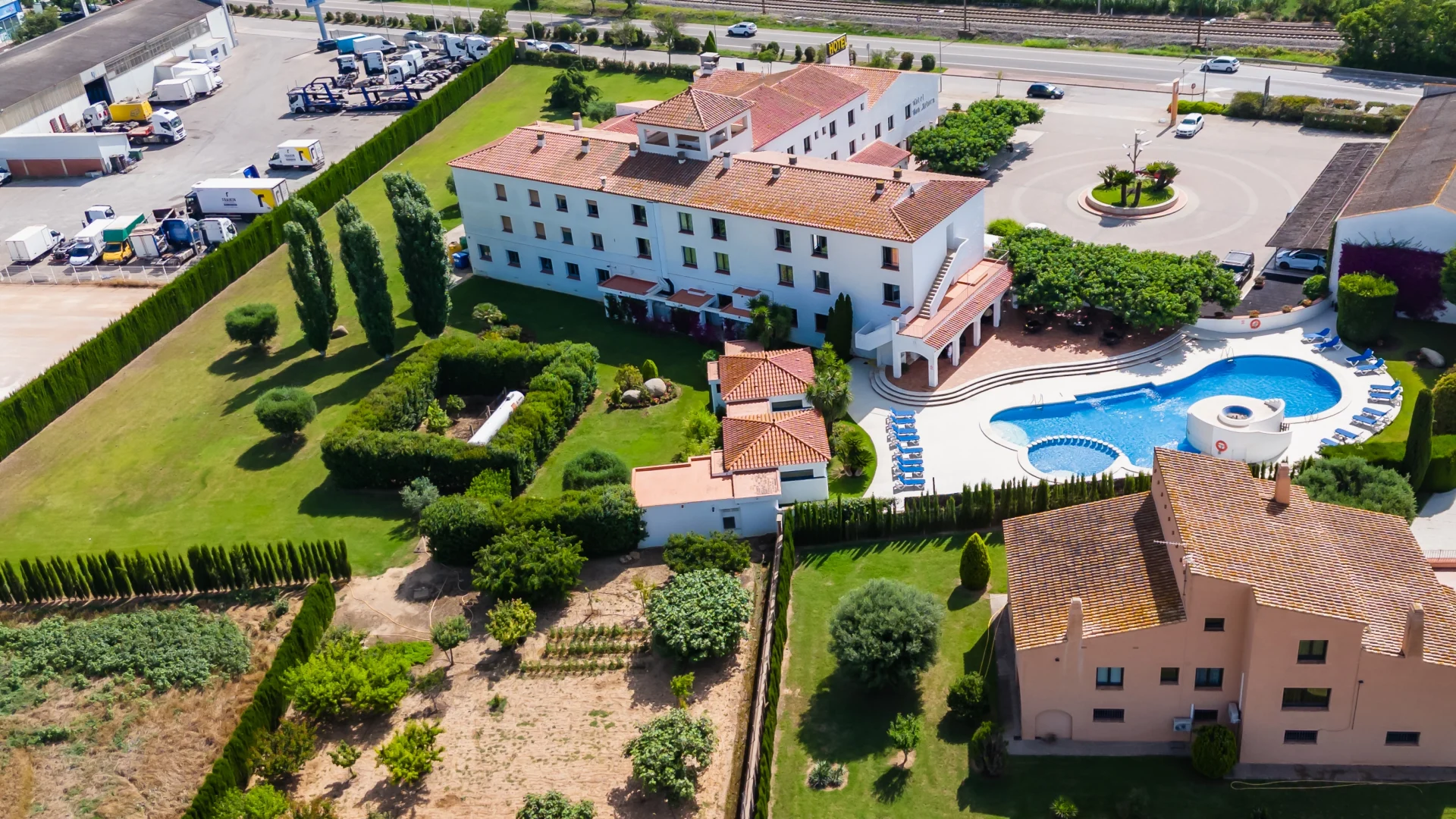 Aerial view of a hotel surrounded by nature representing the holistic vision of hotel tourism marketing.
